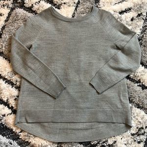 Apt 9 petite XS grey acrylic sweater. Business in the front with a swingy back!